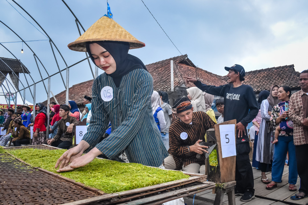 Lomba ngrajang tembakau dalam rangka semarak Festival Plembutan Bansari, di desa Mranggen Tengah, Bansari, Temanggung (Jumat, 2/8/2024)