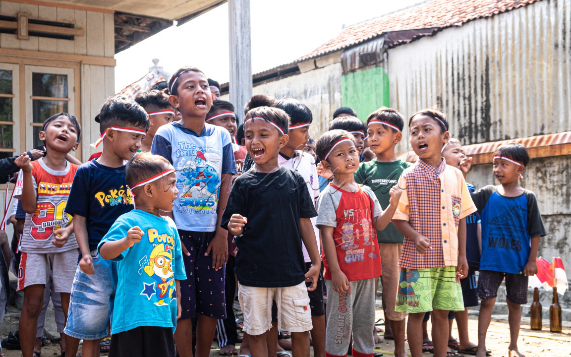 Wajah anak-anak Indonesia yang penuh semangat dan patriotisme dalam menyanyikan lagu kebangsaan Indonesia Raya&nbsp;