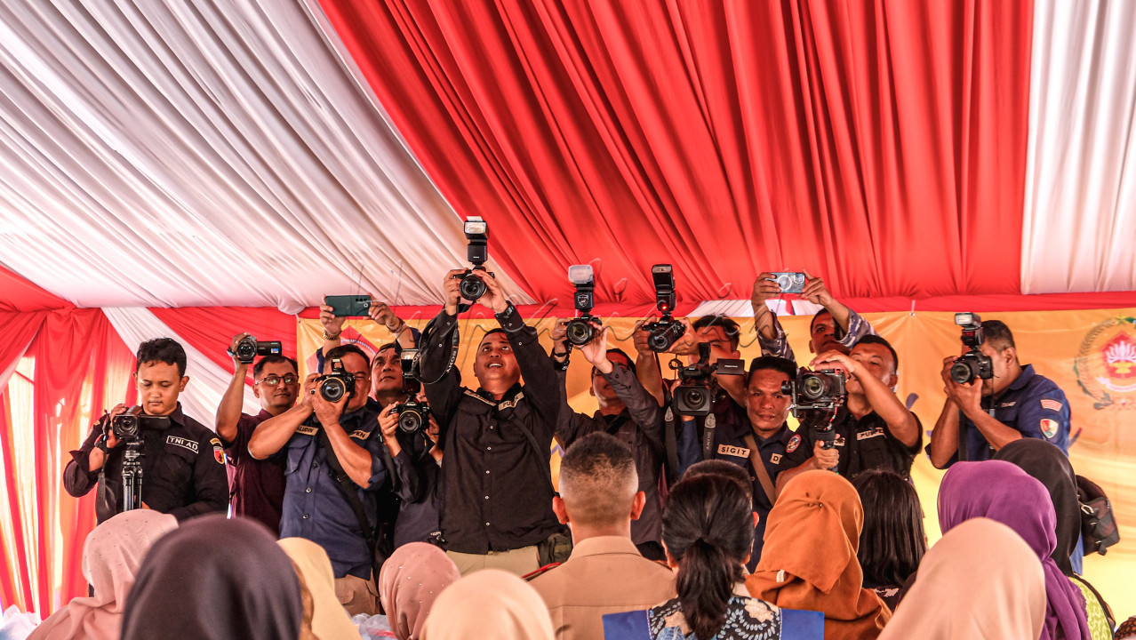 Wajah semangat dan tak kenal lelah tim Kapuspen TNI dalam menangkap momen dalam acara penyerahan tali asih kepada para ahli waris korban KRI Nanggala