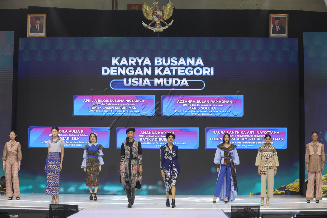 Sejumlah model memperagakan busana pada acara Pagelaran Karya Kreatif Muda dan Seremoni Penutupan FEKDI x KKI 2024 di Jakarta. Sebanyak 15 desainer muda dari berbagai daerah memamerkan 30 busana hasil rancangannya berupa wastra asli Indonesia. Para desainer tersebut merupakan pelajar Sekolah Menengah Kejuruan (SMK) dengan kualitas karya yang tak perlu diragukan.&nbsp;<br />
<br />
&nbsp;