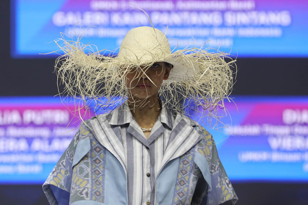 FEKDI x KKI menjadi salah satu wadah bagi para desainer muda untuk mengekspresikan kreatifitasnya dalam mengolah wastra tradisional Indonesia menjadi karya bernilai tambah dan menarik.&nbsp;<br />
<br />
Editor : Yayus Yuswoprihanto