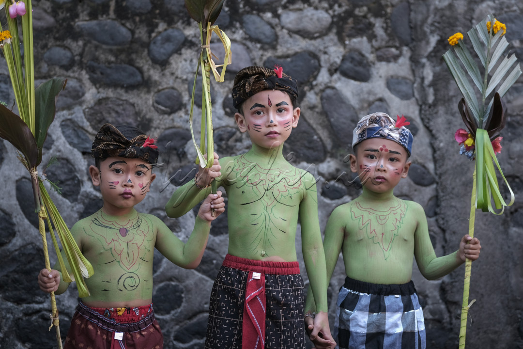 Tradisi Ngerebeg adalah warisan turun temurun di Desa Adat Tegallalang yang dilaksanakan sehari menjelang puncak karya piodalan Pura Duur Bingin yang dilaksanakan setiap enam bulan sekali.<br />
<br />
&nbsp;