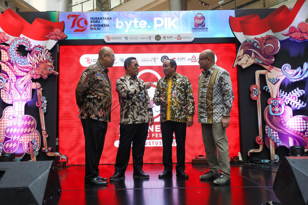Ketua Umum DPP Asosiasi Pengelola Pusat Belanja Indonesia (APPBI) Alphonzus Wijaja (dari kiri), Direktur Jenderal Perdagangan Dalam Negeri Kemendag Isy Karim, Sekretaris Kota Administrasi Jakarta Utara Abdul Khalit, dan CLO Agung Sedayu Retail Indonesia (ASRI) David Hilman hadir pada pembukaan ISF di PIK Avenue, Jakarta, Kamis (8/8/2024).
