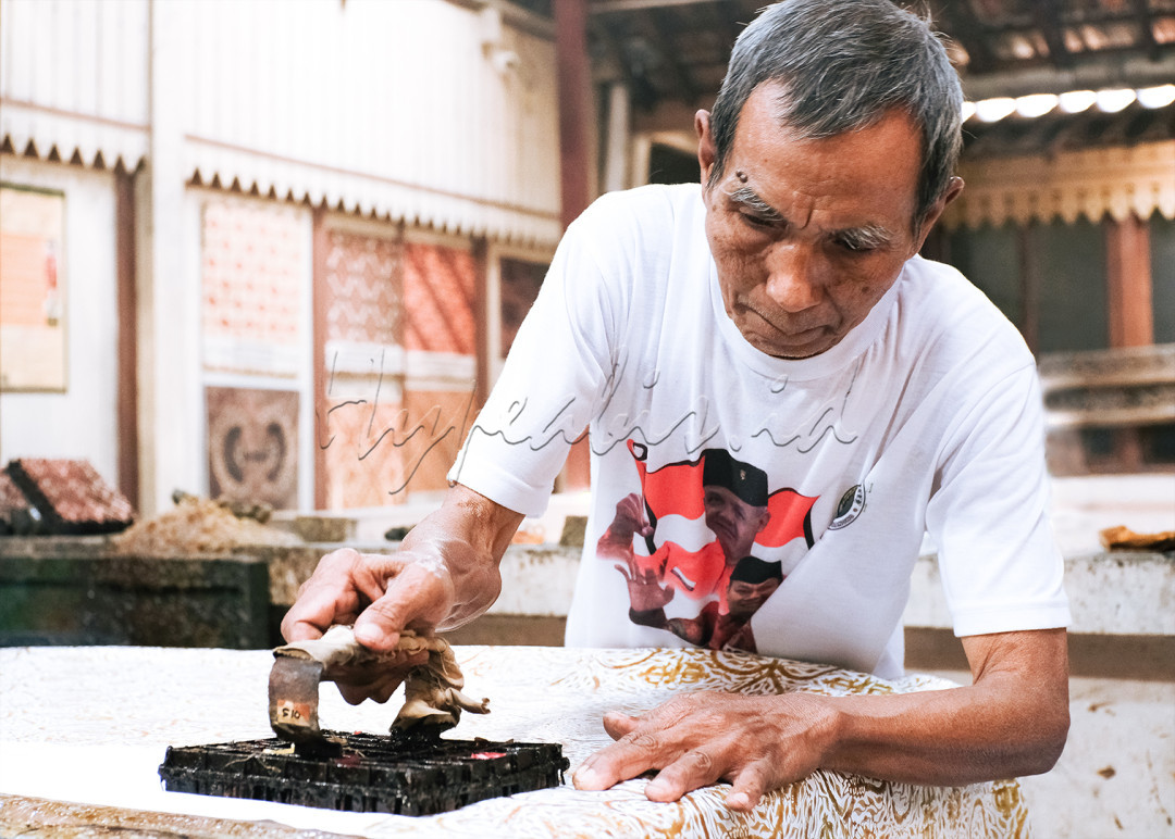 Foto proses pembuatan batik yang menggambarkan WAJAH INDONESIA