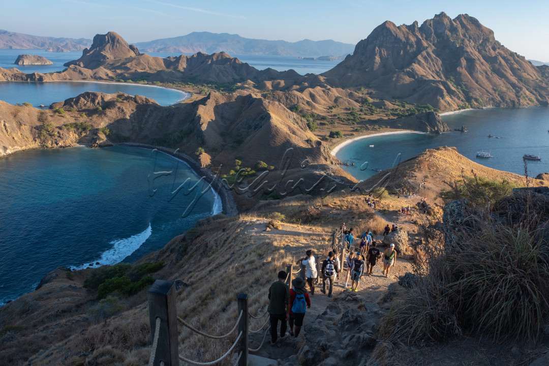Pulau Padar adalah pulau yang sangat istimewa. Bahkan, pulau Padar Labuan bajo diterima sebagai situs Warisan Dunia UNESCO bersama dengan pulau-pulau lainnya di sekitar Taman Nasional Komodo.