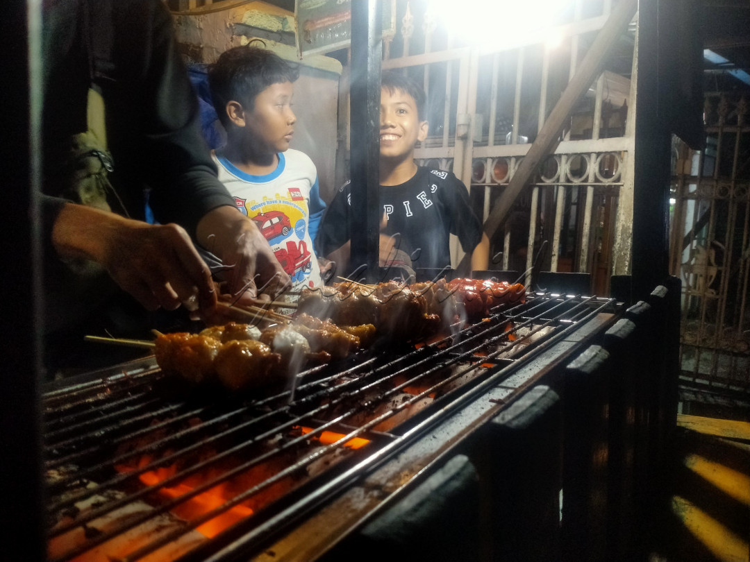 Anak Indonesia Ceria saat membeli bakso bakar
