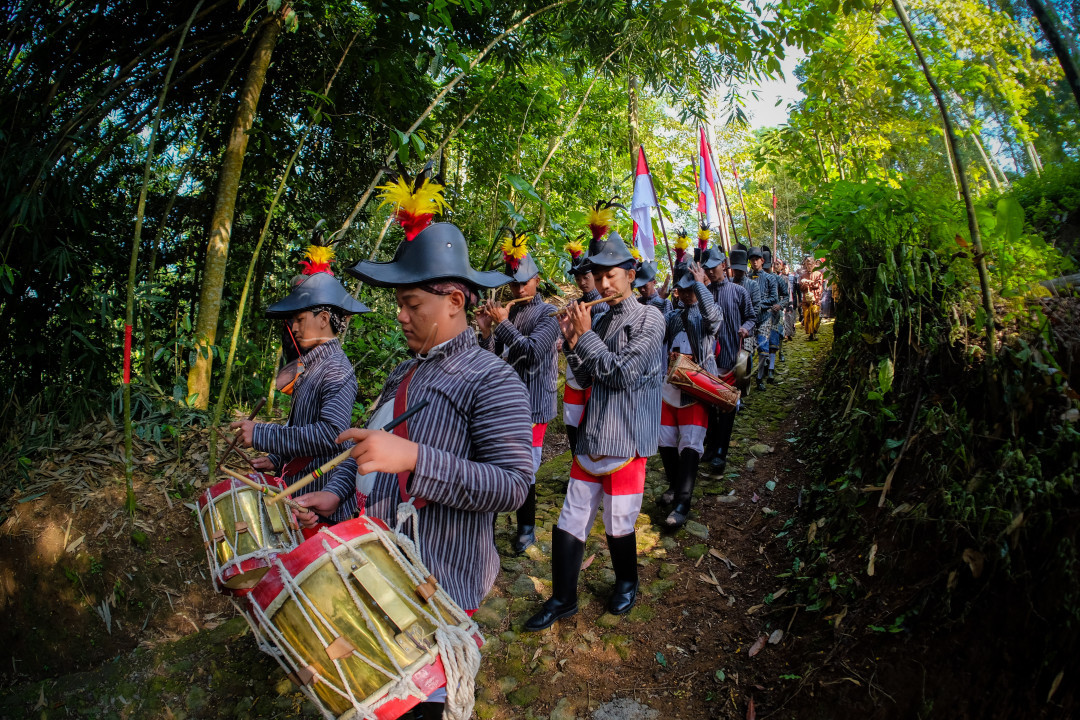 &nbsp; &nbsp;Acara kirab budaya rakanan di desa giyanti, wonosobo di iringi oleh alat musik tradisional dan dengan pakai tradisional. Para pengiring lengger yang mayoritas laki-laki berjalan ke tiga makam yang berbeda.&nbsp;<br />
<br />
&nbsp; Acara ini rutin diselenggrakan setiap tahunnya, dengan tujuan untuk melestarikan kebudayaan di desa giyanti. Acara kirab budaya rakanan ini menjadi daya tarik para wisatawan.