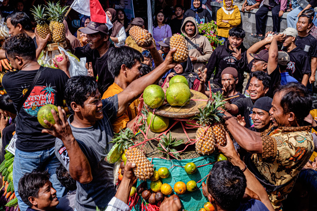 berebut gunungan dengan harapan mendapat keberkahan dalam acara sedekah bumi&nbsp;adalah sebuah hal lumrah terjadi di indonesia.seperti yg terjadi saat acara sedekah bumi didesa sumber jati pohon,Grobogan.