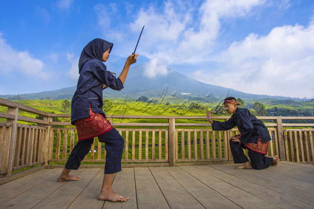 Kuntau Besemah&nbsp;merupakan seni beladiri yang berbentuk tarian-tarian dengan diiringi dengan dirin namun memiliki gerakan yang dapat melumpuhkan lawan.&nbsp;Pada zamanya, seni mencak betari sendiri sering ditampilkan dalam acara-acara adat baik pernikahan maupun acara penyambutan tamu.<br />
Seiring perkembangan zaman, kuntau besemah hampir jarang diadakan karena telah masuknya jenis-jenis hiburan modrn.<br />
<br />
Rangga nopriansyah<br />
082331942926<br />
pagaralam,23 november 1989<br />
jl.serma somat kec. pagaralam selatan kota pagaralam sumatra selatan<br />
https://www.instagram.com/lensa_kecil.id/<br />
<br />
&nbsp;