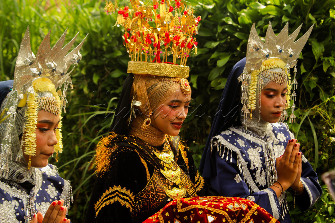 Para penari Tari Galombang yang sedang menyambut kedatangan tamu. Dengan gerakan yang anggun dan penuh semangat, mereka mempersembahkan tarian tradisional Minangkabau sebagai bentuk penghormatan. Mengenakan pakaian adat berwarna cerah dengan hiasan suntiang diatas kepala, para penari memperlihatkan keindahan budaya melalui gerakan yang selaras dan harmonis, menciptakan suasana hangat dan penuh kegembiraan dalam penyambutan tamu.