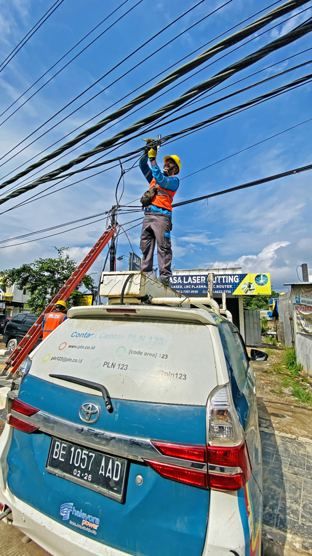 Kegiatan pemeliharaan jaringan oleh petugas PLN untuk menjaga kualitas layanan.