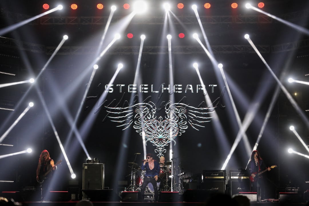Grup Musik Steelheart tampil saat berlangsungnya acara The 90's Festival di Jakarta, Sabtu (10/8/2024). Grup musik asal Amerika Serikat itu membawakan sejumlah lagu hitsnya seperti Everybody Loves Eileen dan She's Gone.<br />
<br />
&nbsp;
