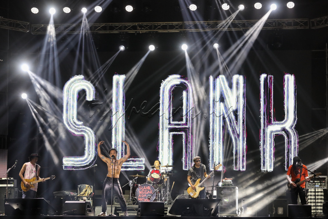 Grup Musik Slank tampil pada acara The 90's Festival di Jakarta, Sabtu (10/8/2024). Grup musik dari Gang Potlot tersebut&nbsp; membawakan sejumlah lagu hitsnya di era 90-an seperti Maafkan, Mawar Merah, Terlalu Manis, Koepoe Liarkoe, dan Poppies Lane Memory.<br />
<br />
&nbsp;