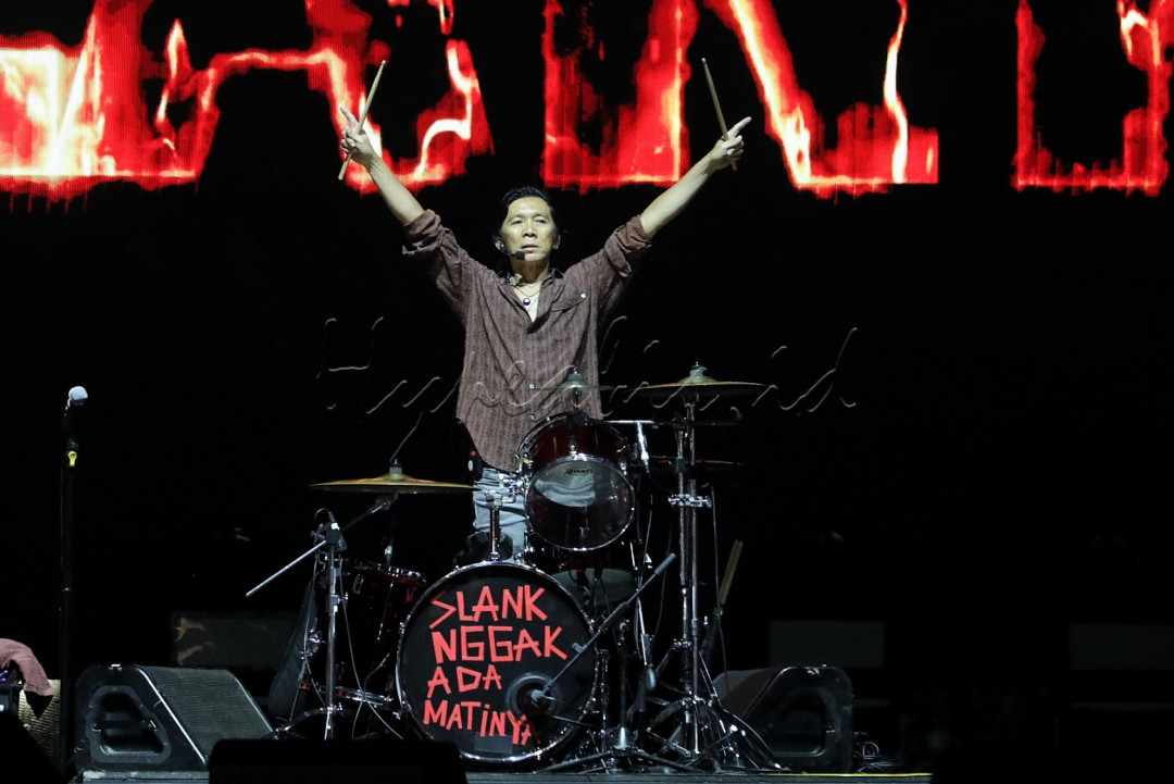 Slank merupakan grup musik rock Indonesia yang dibentuk oleh Bimbim pada 1983. Sepanjang kariernya Slank sudah mengalami perubahan formasi hingga 14 kali. Personil Slank saat ini adalah Bimbim (drum), Kaka (vokal), Ridho (gitar), Abdee (gitar) dan Ivanka (bas).&nbsp;<br />
<br />
&nbsp;