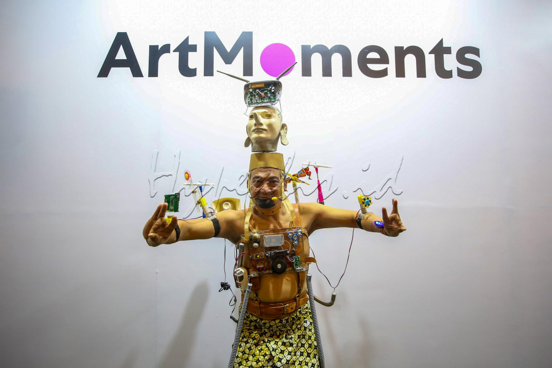 Saat pembukaan pameran tersebut, Heri Dono melakukan performance art yang juga bertajuk The Journey of Dinosaurs to Superheroes. Berdurasi sekitar 30 menit, Heri Dono berlaku seolah tengah menjadi instalasi manusia berjalan. Tubuhnya dipasangi berbagai perangkat elektronik-mekanikal yang terus bergerak, bercahaya, dan sesekali bersuara. Di atas kepalanya, terayun-ayun kepala manekin bertopeng pinokio.&nbsp;