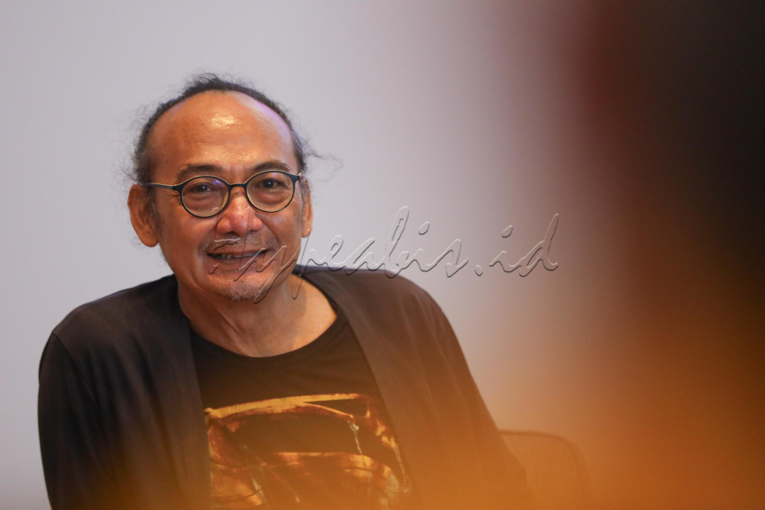 Ia kemudian melakukan pertunjukan dengan melantunkan nyanyian, diksi, kata-kata, hingga meraung seperti hewan purba. Kalimat-kalimat yang dilantunkan pun terdengar penuh kritik, atau memberi rangsangan pikir pada pengunjung.<br />
<br />
Editor : Nurul Hidayat
<div>&nbsp;</div>