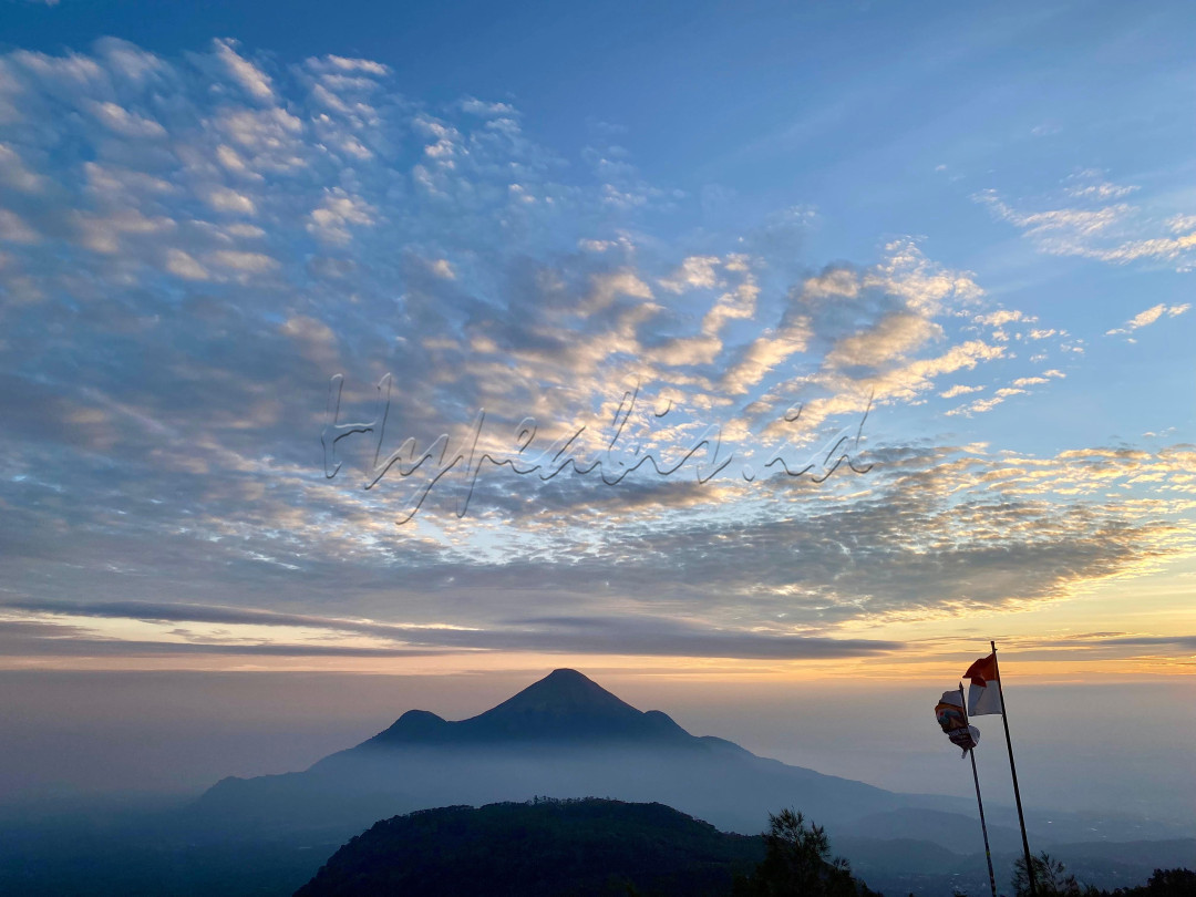 Gunung Puthuk Gragal di Desa Cembor Kecamatan Pacet&nbsp;Kabupaten Mojokerto&nbsp;menjadi salah satu pilihan untuk menikmati wisata trekking maupun berkemah pada akhir pekan.&nbsp; Dari puncak Gunung Puthuk Gragal terlihat keindahan Gunung Penanggungan.