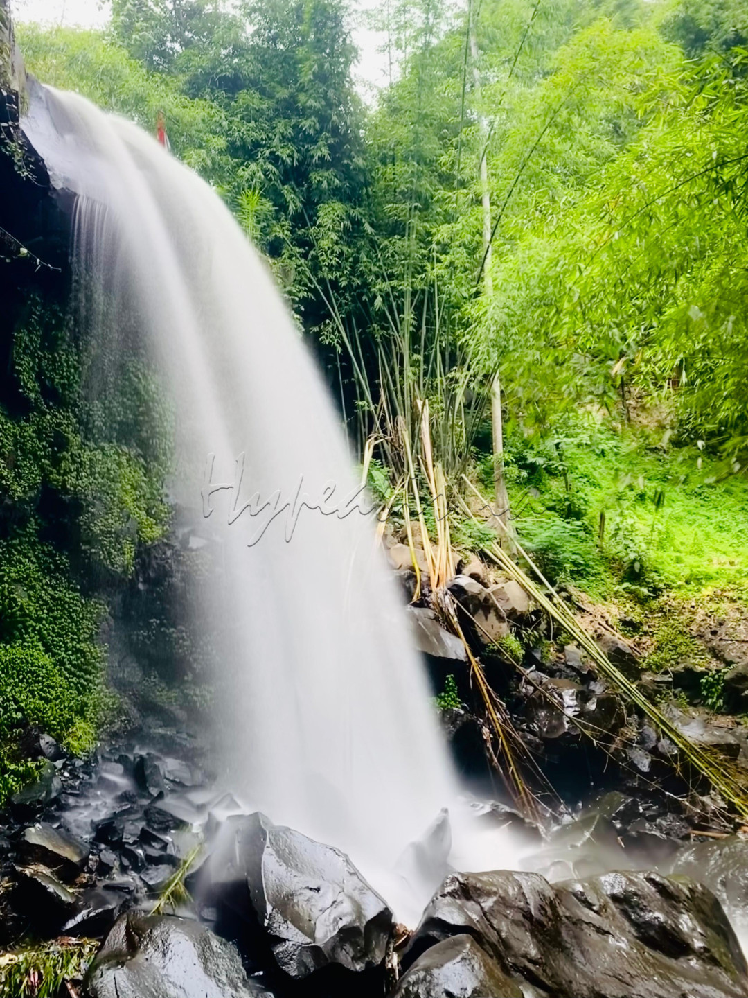Coban Lanang terletak di Dusun Ngujung, Desa Pandanrejo, Kecamatan Bumiaji, Kota Batu ini memiliki ketinggi ansekitar 15 meter sampai 20 meter.