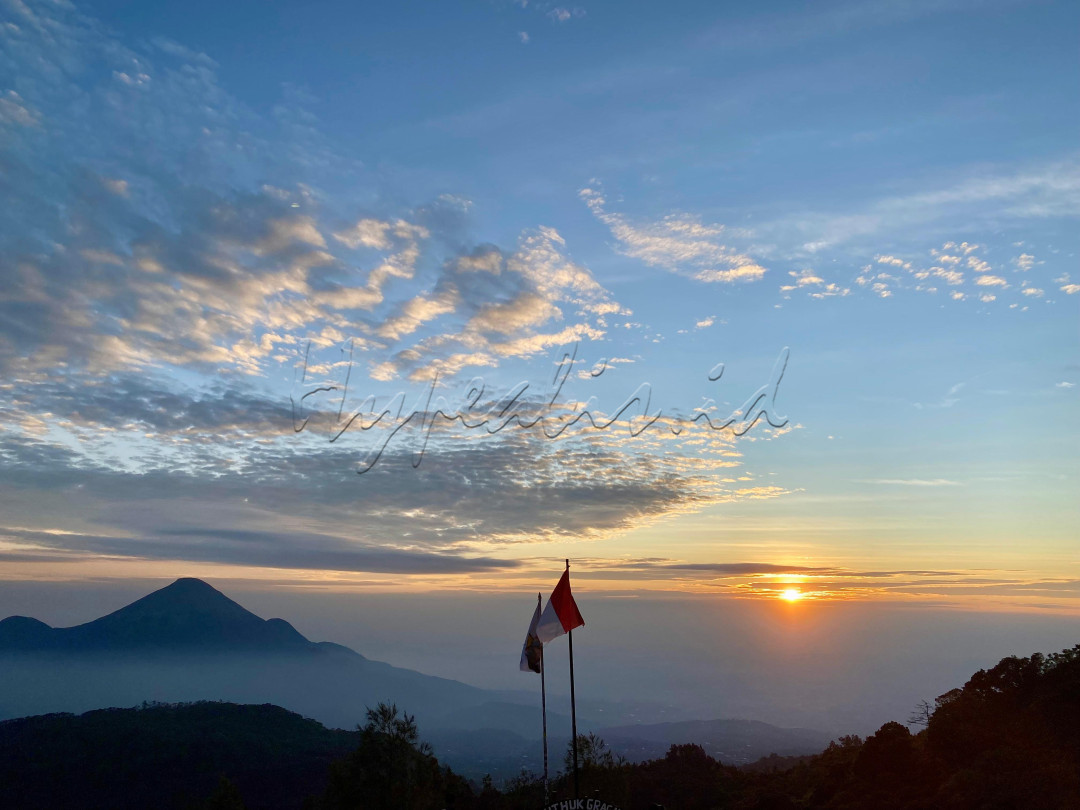 Gunung Puthuk Gragal di Desa Cembor Kecamatan Pacet&nbsp;Kabupaten Mojokerto&nbsp;menjadi salah satu pilihan untuk menikmati wisata trekking maupun berkemah pada akhir pekan. Salah satu gunung teramah bagi para pendaki pemula