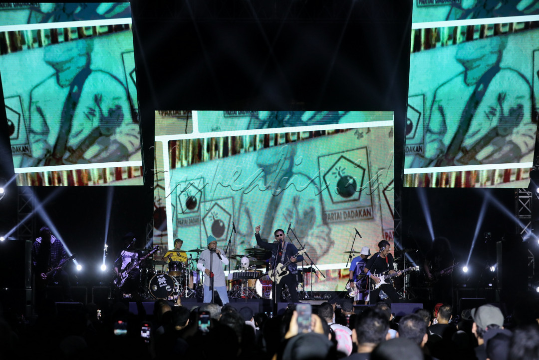 Kolaborasi antara Shock Monkey x Pas Band mengguncang panggung The 90's Festival di Jakarta, Sabtu (10/8/2024). Sejumlah lagu seperti Jengah, <em>Super Pleasure</em> dan <em>Smells Like Teen Spirit</em>, mereka bawakan dengan penuh enerjik.<br />
<br />
&nbsp;