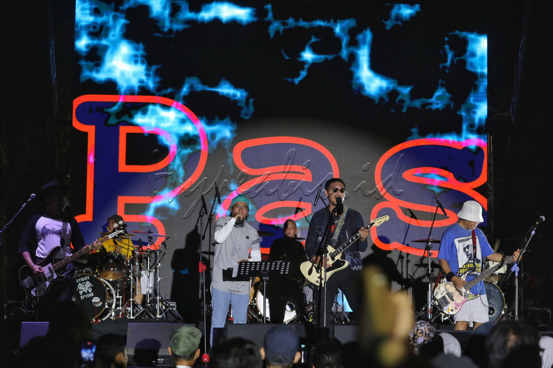 Sementara itu PAS Band yang dibentuk pada 1992 di Bandung, Jawa Barat, mengusung aliran rock alternatif. Mereka dikenal sebagai salah satu pelopor dalam musik <em>underground</em> di Indonesia, terutama pada era 1990-an. Band ini awalnya terdiri dari Yukie (vokal), Bengbeng (gitar), Trisno (bass), dan Richard (drum), dengan formasi yang kemudian mengalami beberapa perubahan seiring waktu yang berjalan. Band ini juga dikenal karena lirik-liriknya yang kerap menyuarakan kritik sosial dan isu-isu politik.<br />
<br />
Editor : Yayus Yuswoprihanto<br />
&nbsp;