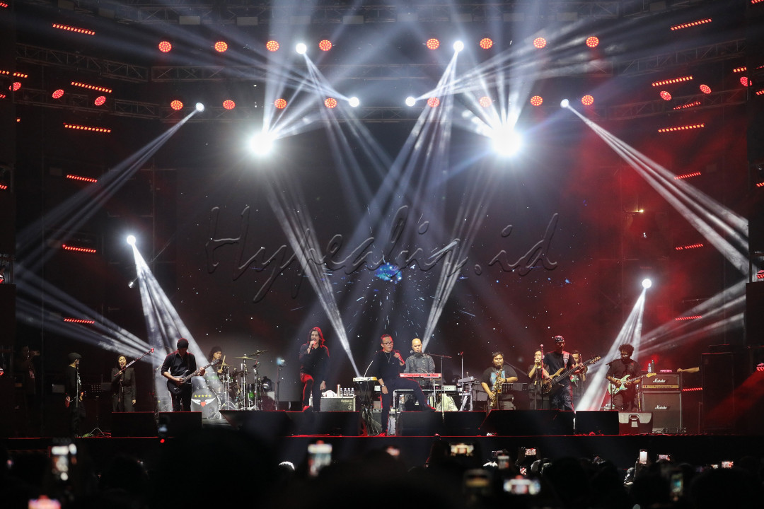 Dewa 19 feat Ari Lasso &amp; Virzha beraksi pada panggung The 90's Festival di Jakarta, Minggu (11/8/2024).&nbsp;<br />
Mereka membawakan sejumlah lagu hitsnya seperti Arjuna, Aku Milikmu, Kangen dan Separuh Nafas.<br />
<br />
&nbsp;