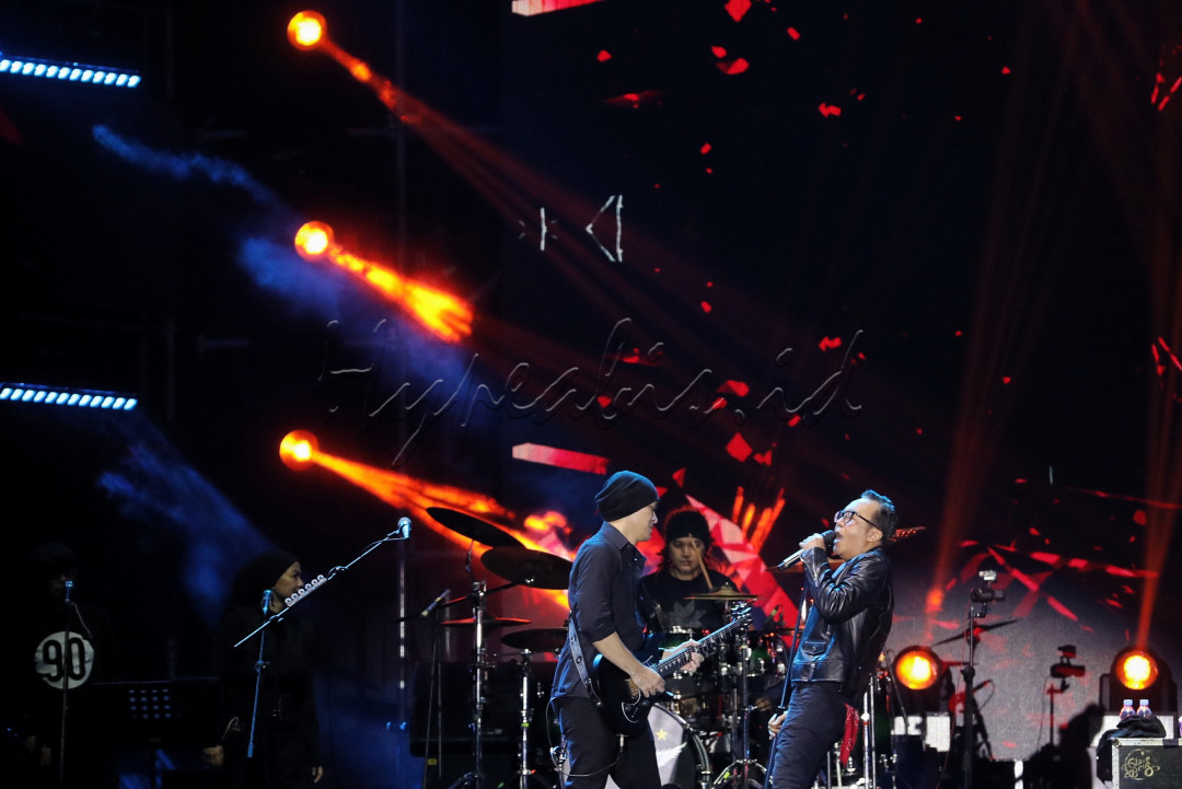 Dewa 19 adalah salah satu band rock papan atas yang dibentuk pada 1986 di Surabaya, Jawa Timur. Band ini didirikan oleh Ahmad Dhani (keyboard/vokal), Andra Junaidi Ramadhan (gitar), Erwin Prasetya (bass), dan Wawan Juniarso (drum). Nama Dewa 19 merujuk pada usia para anggotanya saat grup ini dibentuk yakni 19 tahun. Posisi vokal diisi oleh Ari Lasso hingga album Pandawa Lima, dan digantikan oleh Once Mekel pada album Bintang Lima.<br />
<br />
Editor : Yayus Yuswoprihanto<br />
<br />
&nbsp;