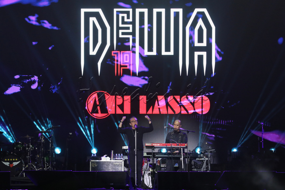 Dewa 19 merilis empat album studio bersama Ari, yaitu 19 (1992), Format Masa Depan (1994), Terbaik Terbaik (1995) dan Pandawa Lima (1997), dan melahirkan sejumlah lagu-lagu hit seperti Kangen, Cukup Siti Nurbaya, Cinta Kan Membawamu Kembali, Kirana dan Kamulah Satu-Satunya. Setelah itu Ari digantikan oleh Once pada 1999, karier Dewa 19 justru semakin melejit dengan dirilisnya album Bintang Lima (2000) dan Cintailah Cinta (2002), yang masing-masing terjual lebih dari satu juta keping. Once merekam dua album penuh lainnya yaitu Laskar Cinta (2004) dan Republik Cinta (2006). Lagu-lagu yang menjadi hit juga lahir di era Once yaitu Roman Picisan, Separuh Nafas, Arjuna dan Pupus.<br />
<br />
&nbsp;