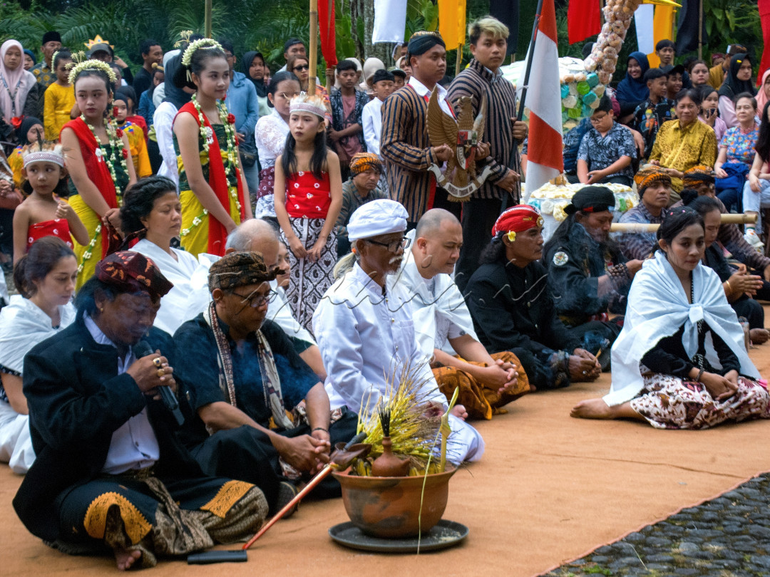 Ruwatan adalah salah satu ritual penyucian yang masih dijalankan oleh sebagian besar masyarakat Jawa dan Bali. Ruwatan, dalam bahasa Jawa, memiliki arti &ldquo;dilepas&rdquo; atau &ldquo;dibebaskan&rdquo;. Oleh karena itu, Ruwatan merupakan upacara yang bertujuan membebaskan seseorang yang diruwat dari hukuman atau kutukan dewa yang membawa bahaya