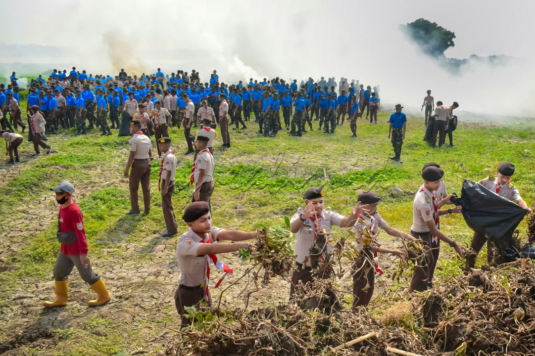 Menyambut hari kemerdekaan RI ke-79, warga Boyolali bersama-sama membersihkan waduk Cengklik sebagai kepedulian warga menjaga kebersihan dan kelestarian lingkungan waduk yang digunakan sebagai suplai air bagi pertanian.