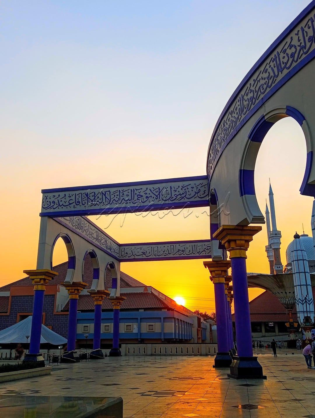 Tempat ibadah umat islam, yang sangat terkenal dan menjadi icon di kota Semarang dan Provinsi Jawa Tengah. Salah satu masjid terbesar dan termegah di Jawa Tengah. Betapa indahnya masjid Agung pada sore hari. Melihat matahari terbenam sembari menunggu adzan maghrib tiba.&nbsp;
<div>&nbsp;</div>
