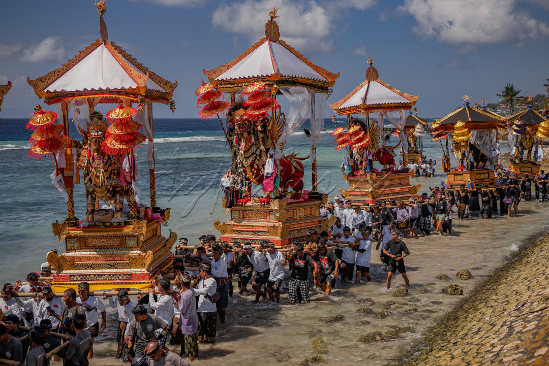 Sejumlah umat Hindu mengarak tempat pembakaran jenazah saat melintasi pantai pada upacara ngaben massal di Desa Adat Karangsari, Nusa Penida, Klungkung, Bali.<br />
Upacara ngaben massal tersebut digelar setiap lima tahun sekali dengan berjalan melintasi pantai.<br />
&nbsp;
