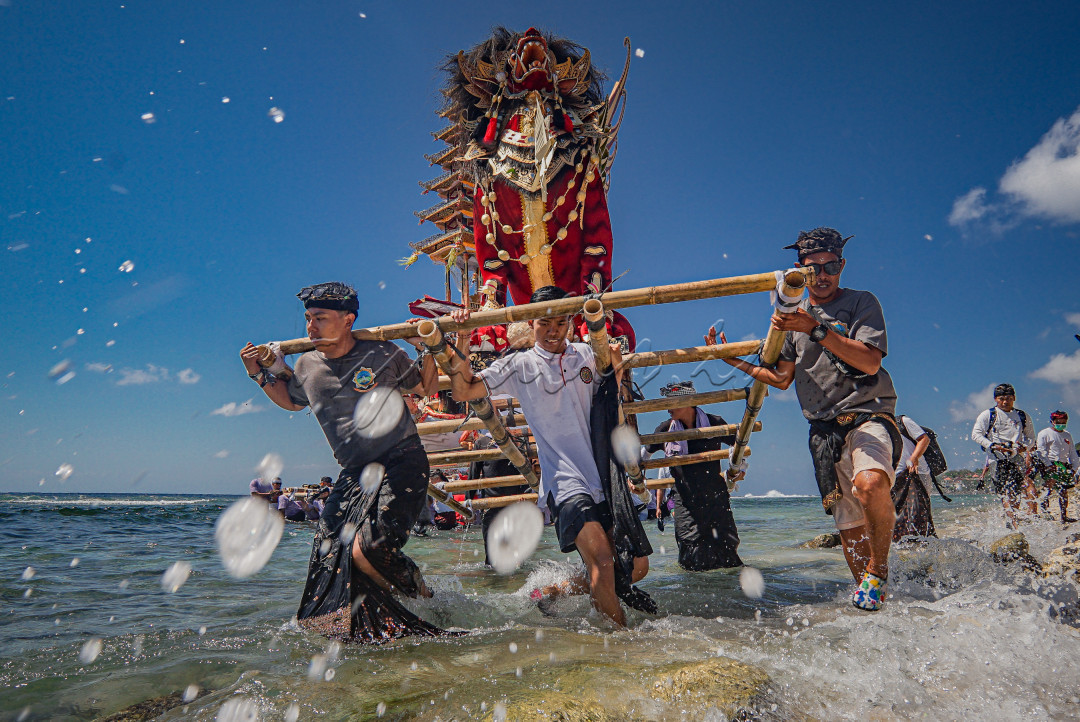 Budaya Indonesia yang kaya dan beragam telah menjadi daya tarik bagi banyak orang di seluruh dunia. Dengan sejarah yang panjang dan warisan budaya yang kaya, Indonesia memamerkan keindahan dan keunikan budayanya melalui berbagai bentuk seni, tradisi, dan adat istiadat. Artikel ini akan membahas tentang keindahan budaya Indonesia dan bagaimana kita dapat memperkenalkannya kepada dunia.Budaya Indonesia tidak hanya meliputi aspek budaya manusianya, tetapi juga kekayaan alamnya.<br />
&nbsp;