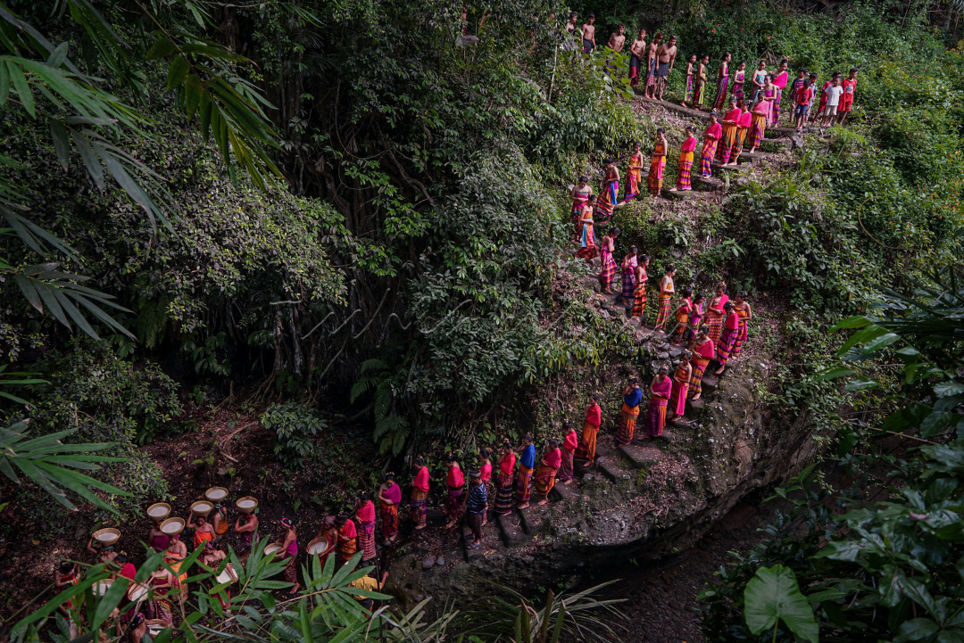 Bisok Menik Atau Mencuci Beras menjadi tradisi unik yang digelar masyarakat adat di Desa Bayan, Kecamatan Bayan, Lombok Utara.Ritual bisok menik ini dilakukan pada saat perayaan Gawe Beleq (Hari Besar) yang di lakukan 5-10 tahun sekali oleh masyarakat Adat Bayan yang pokoknya acarnya yaitu khitanan.Kegiatan Bisok&nbsp;Menik atau mencuci beras bukan sekadar membersihkan beras sebelum dimasak, namun kental akan makna sejarah,Ini tradisi yang terawat panjang di masyarakat adat Bayan.<br />
&nbsp;