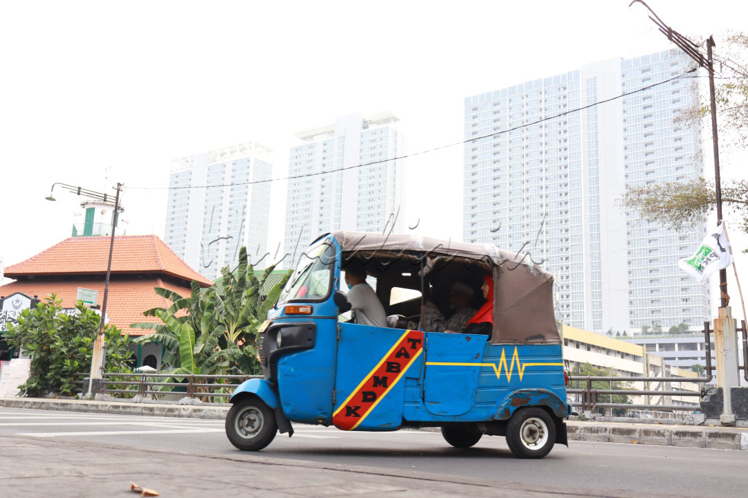 Bajaj (dibaca badjay) atau bentor merupakan kendaraan bermotor beroda tiga yang banyak digunakan di Jakarta. Sejak ditetapkan Pemprov DKI Jakarta sebagai angkutan umum pada Juni 1975, bajaj hingga kini masih terus ada melintasi jalanan Ibu Kota. Moda transportasi ini bertahan melintasi belasan periode gubernur, meskipun kini telah mengingkari fungsi awal sebagai angkutan umum yang melayani permukiman.<br />
<br />
Bajaj berasal dari India yang diekspor ke Indonesia terutama ke Jakarta sejak tahun 1970-an. Nama bajaj sendiri sebenarnya merupakan merek salah satu perusahaan otomotif di India, Bajaj Auto.