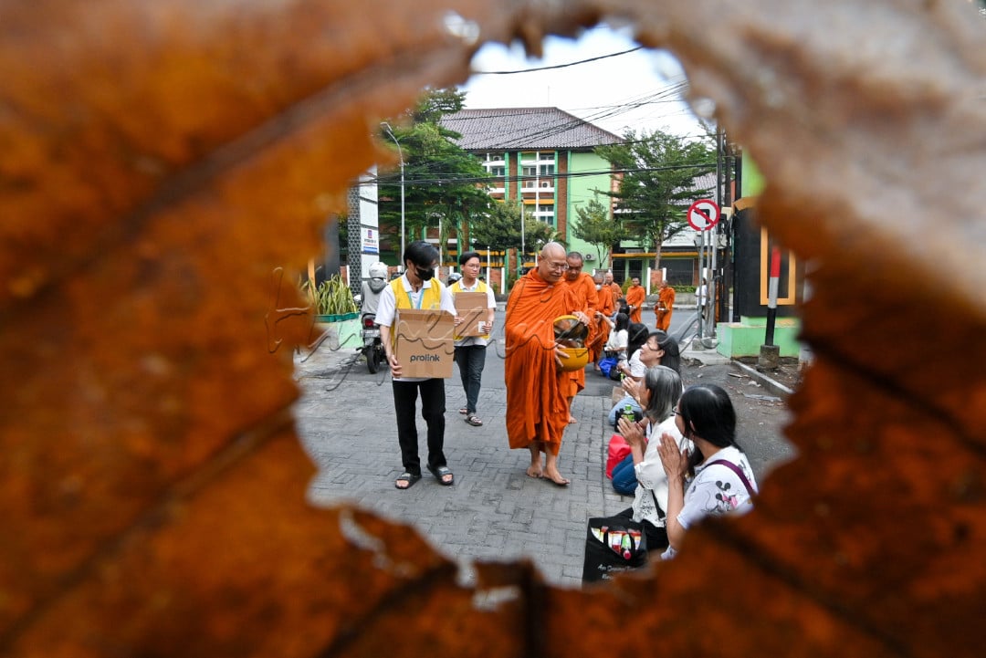 Pindhapata merupakan pengumpulan dana dari jnat berupa bahan makanan dimasukan kedalam mangkuk makanan yang dibawa biksu