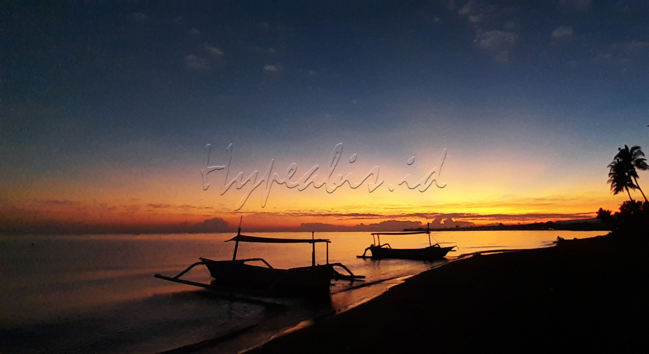 Kapal yang bersandar di Pantai Lovina, Bali.