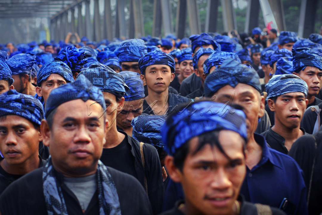Masyarakat suku Baduy dari kampung Kanekes berjalan bersama berbondong bondong diatas jembatan menuju pusat pemerintahan Rangkasbitung provinsi Banten guna memberikan seserahan hasil bumi serta melaporkan aktifitas dan kejadian perkampungan selama satu tahun di kampung mereka.&nbsp;