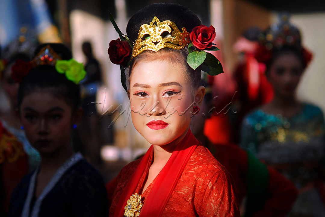 Potret penari Jaipong berdiri serta menunggu pagelaran tari pada&nbsp; hari tari Nasional disela sela jalan raya bersama bayangan penari yang lain di Cimahi Jawa Barat.
