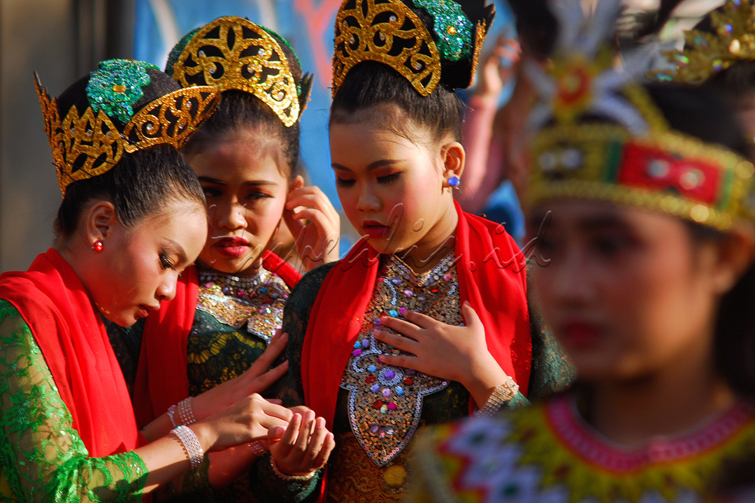 Dalam menjelang persiapan tampil di acara Hari Tari Nasional di Cimahi Jawa Barat seorang penari berusaha memberi serta membantu menambahkan sesuatu asesoris kepada temanya yang lain disaat akan tampil di pagi hari,