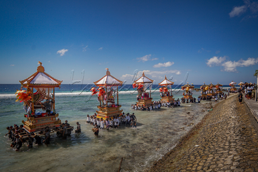 &nbsp;Sejumlah umat Hindu mengarak tempat pembakaran jenazah saat melintasi pantai pada upacara ngaben massal di Desa Adat Karangsari, Nusa Penida, Klungkung, Bali.<br />
Upacara ngaben massal tersebut digelar setiap lima tahun sekali dengan berjalan melintasi pantai.<br />
&nbsp;