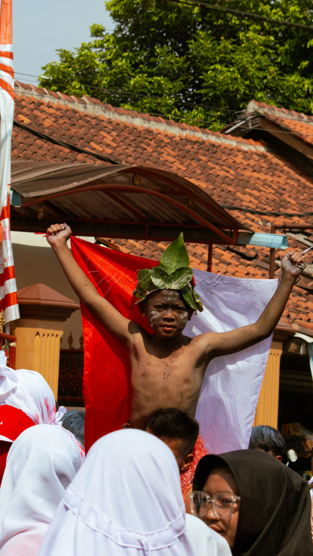 Seorang bocah yang dengan bangga menggandeng merah putih pada hari kemerdekaan 17 Agustus&nbsp;