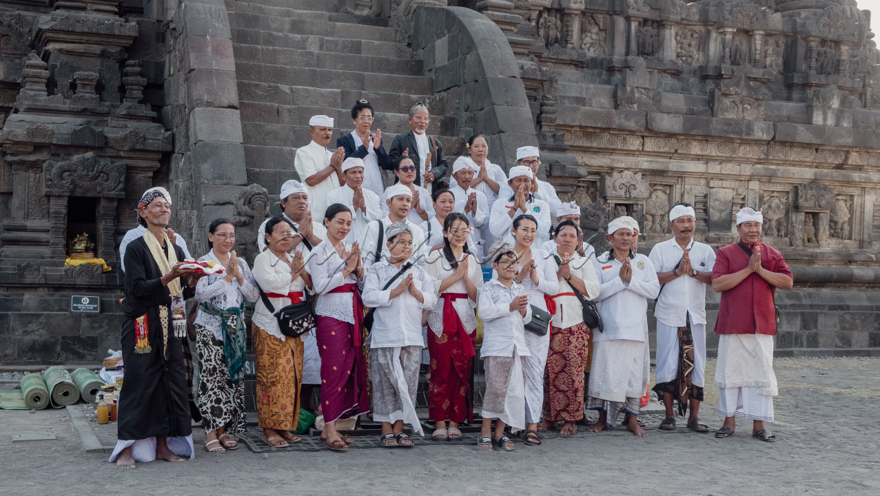 Wajah-wajah bahagia masyarakat hindu Bali yang melakukan kunjungan dan sembahyang di depan Candi Prambanan.&nbsp;