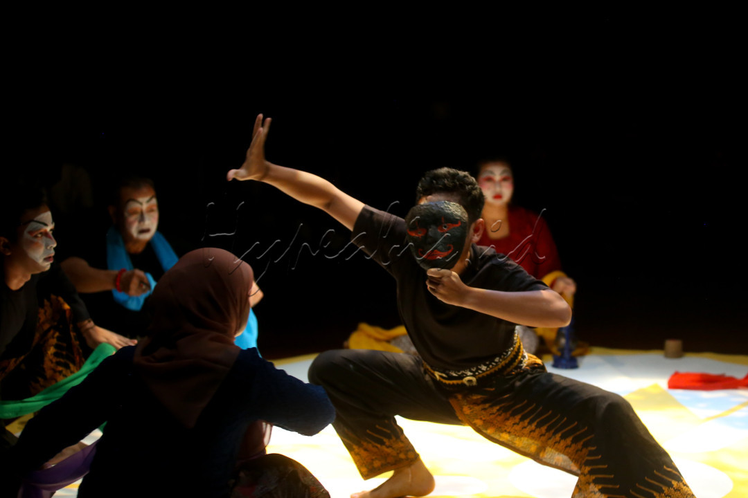 Hidup mereka saling memalingi atau berusaha mencuri milik orang lain mulai dari hal-hal kecil hingga sadar kebiasaan tamak atau dalam bahasa Jawa disebut <em>nggragas</em>, membuat mereka terjebak dalam sebuah lingkaran setan.&nbsp;
<div><br />
&nbsp;</div>