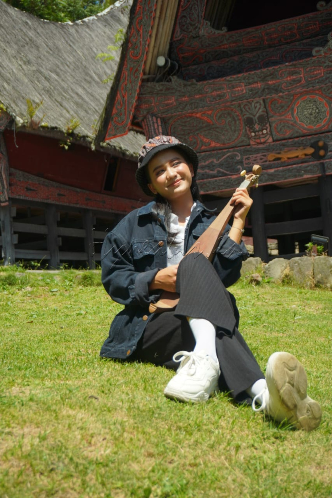 Hasapi adalah alat musik tradisional Batak Toba yang berbentuk seperti kecapi atau lute dengan dua senar. Alat musik ini biasanya terbuat dari kayu yang diukir dan diberi ornamen khas Batak. Hasapi dimainkan dengan cara dipetik, dan suara yang dihasilkan cenderung melodius dan mendayu. Musik yang dihasilkan sering digunakan dalam upacara adat, seperti pernikahan atau ritual keagamaan. Ada dua jenis utama Hasapi, yaitu Hasapi Ende, yang lebih kecil, dan Hasapi Doal, yang lebih besar.