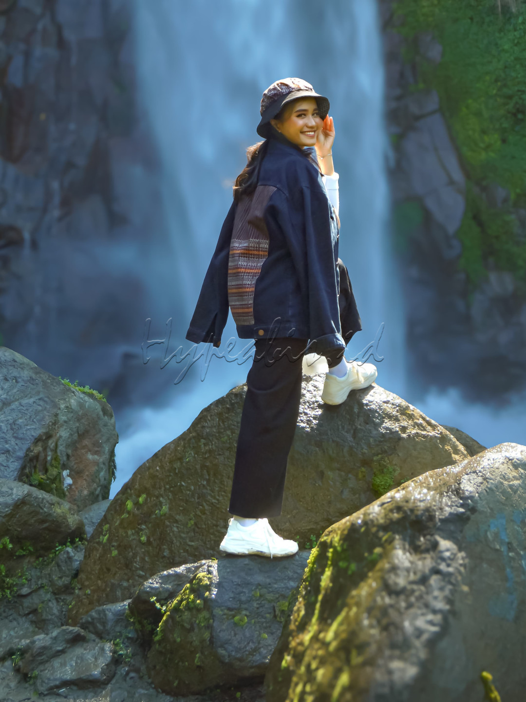 Air Terjun Bakkara, juga dikenal sebagai Air Terjun Janji, terletak di kawasan Bakkara, Kecamatan Baktiraja, Kabupaten Humbang Hasundutan, Sumatera Utara. Air terjun ini terkenal karena keindahannya yang memukau, dengan air yang mengalir deras dari ketinggian sekitar 30 meter, dikelilingi oleh pemandangan alam yang asri dan hijau.<br />
Bakkara sendiri merupakan sebuah lembah yang juga memiliki nilai sejarah penting bagi suku Batak, karena merupakan tempat kelahiran Raja Sisingamangaraja XII, seorang pahlawan nasional Indonesia. Air terjun ini menjadi salah satu destinasi wisata favorit di daerah tersebut, terutama bagi mereka yang ingin menikmati keindahan alam serta mengeksplorasi budaya dan sejarah Batak.