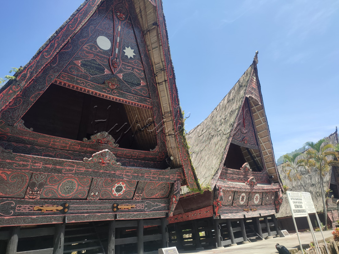 Istana Sisingamangaraja, juga dikenal sebagai "Rumah Bolon," adalah bangunan tradisional yang berada di Desa Bakkara, Kabupaten Humbang Hasundutan, Sumatera Utara. Istana ini merupakan kediaman Raja Sisingamangaraja, salah satu tokoh penting dalam sejarah suku Batak Toba dan perjuangan melawan kolonialisme Belanda. Sisingamangaraja XII adalah pahlawan nasional yang memimpin perlawanan terhadap Belanda pada akhir abad ke-19.<br />
Istana ini mencerminkan arsitektur tradisional Batak dengan bentuk rumah panggung dan atap berbentuk melengkung yang khas. Selain sebagai tempat tinggal, istana ini juga berfungsi sebagai pusat pemerintahan dan tempat berkumpulnya masyarakat untuk membahas berbagai hal penting.<br />
Kini, Istana Sisingamangaraja menjadi situs sejarah dan budaya yang penting, serta destinasi wisata yang menarik bagi mereka yang ingin mempelajari lebih dalam tentang sejarah dan kebudayaan Batak Toba.