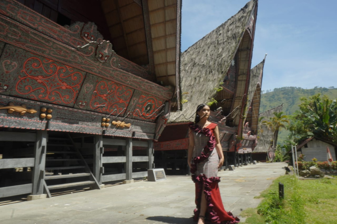 Istana Sisingamangaraja, juga dikenal sebagai "Rumah Bolon," adalah bangunan tradisional yang berada di Desa Bakkara, Kabupaten Humbang Hasundutan, Sumatera Utara. Istana ini merupakan kediaman Raja Sisingamangaraja, salah satu tokoh penting dalam sejarah suku Batak Toba dan perjuangan melawan kolonialisme Belanda. Sisingamangaraja XII adalah pahlawan nasional yang memimpin perlawanan terhadap Belanda pada akhir abad ke-19.<br />
Istana ini mencerminkan arsitektur tradisional Batak dengan bentuk rumah panggung dan atap berbentuk melengkung yang khas. Selain sebagai tempat tinggal, istana ini juga berfungsi sebagai pusat pemerintahan dan tempat berkumpulnya masyarakat untuk membahas berbagai hal penting.<br />
Kini, Istana Sisingamangaraja menjadi situs sejarah dan budaya yang penting, serta destinasi wisata yang menarik bagi mereka yang ingin mempelajari lebih dalam tentang sejarah dan kebudayaan Batak Toba.