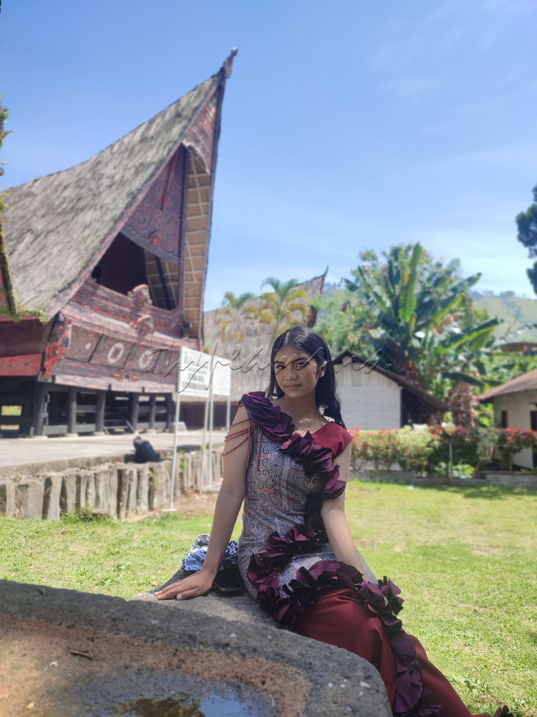 Istana Sisingamangaraja, juga dikenal sebagai "Rumah Bolon," adalah bangunan tradisional yang berada di Desa Bakkara, Kabupaten Humbang Hasundutan, Sumatera Utara. Istana ini merupakan kediaman Raja Sisingamangaraja, salah satu tokoh penting dalam sejarah suku Batak Toba dan perjuangan melawan kolonialisme Belanda. Sisingamangaraja XII adalah pahlawan nasional yang memimpin perlawanan terhadap Belanda pada akhir abad ke-19.<br />
Istana ini mencerminkan arsitektur tradisional Batak dengan bentuk rumah panggung dan atap berbentuk melengkung yang khas. Selain sebagai tempat tinggal, istana ini juga berfungsi sebagai pusat pemerintahan dan tempat berkumpulnya masyarakat untuk membahas berbagai hal penting.<br />
Kini, Istana Sisingamangaraja menjadi situs sejarah dan budaya yang penting, serta destinasi wisata yang menarik bagi mereka yang ingin mempelajari lebih dalam tentang sejarah dan kebudayaan Batak Toba.