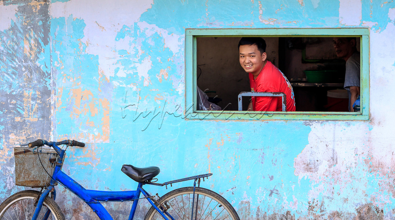 Senggarang dikenal sebagai kawasan Tionghua ala budaya China di Tanjungpinang, konon katanya masyarakat meyakini bahwa di Senggarang ini, menjadi tempat pertama disinggahi dan ditinggal oleh para imigran asal China di Kepulauan Riau, sebelum mereka menyebar ke pulau-pulau lainnya di Kepulaaun Riau.&nbsp;Di Senggarang yang memiliki kawasan peninggalan China yang memang layak untuk dimanfaatkan. Ditambah lagi terdapat Vihara Dharma Sanana yang menjadi salah satu objek wisata yang dikenal hingga ke negara tetangga Malaysia dan Singapura. Kompleks vihara ini kononnya sudah berdiri sejak 200 hingga 300 tahun yang lalu. Berdiri dengan megahnya di tepi pantai kawasan Lampu Merah di Senggarang.<br />
&nbsp;